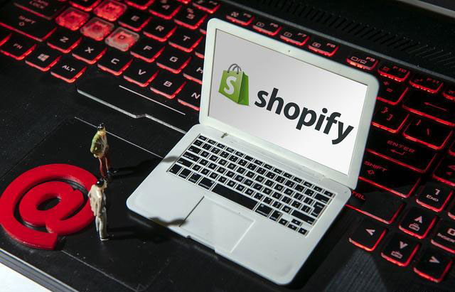 定制外貿(mào)獨立站商城和選擇Shopify建站大比拼，一擼到底！